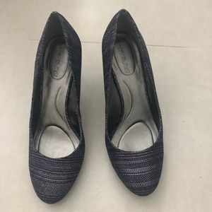 Bandolino navy grey metallic beautiful shoe gorge!